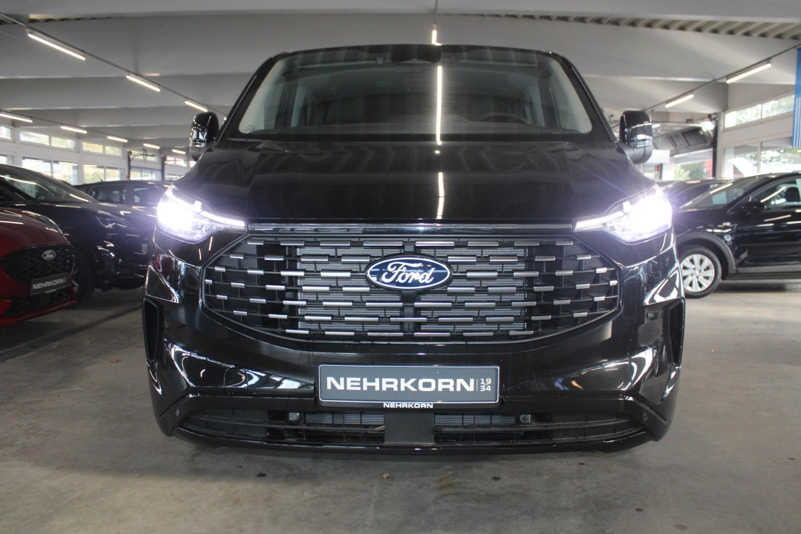 Fahrzeugabbildung Ford Tourneo Custom L1 Titanium 8-Sitze LED NAVI CAM