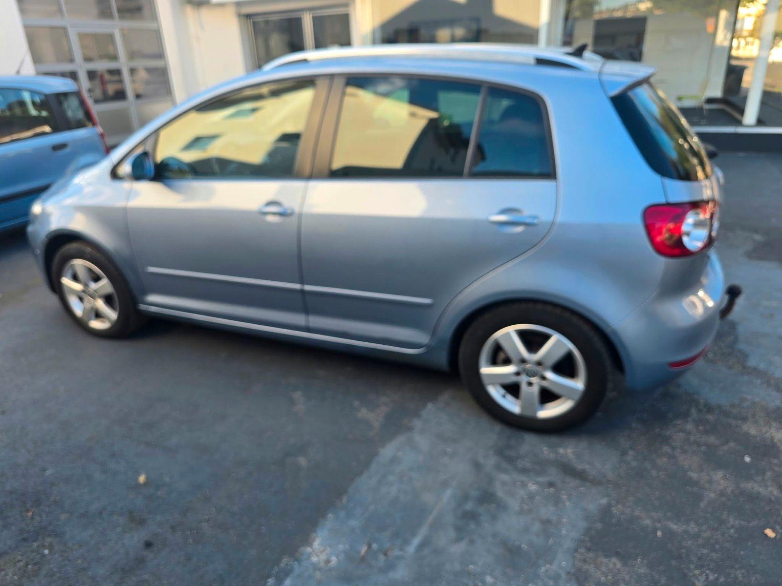 Volkswagen Golf 2010 — interior
