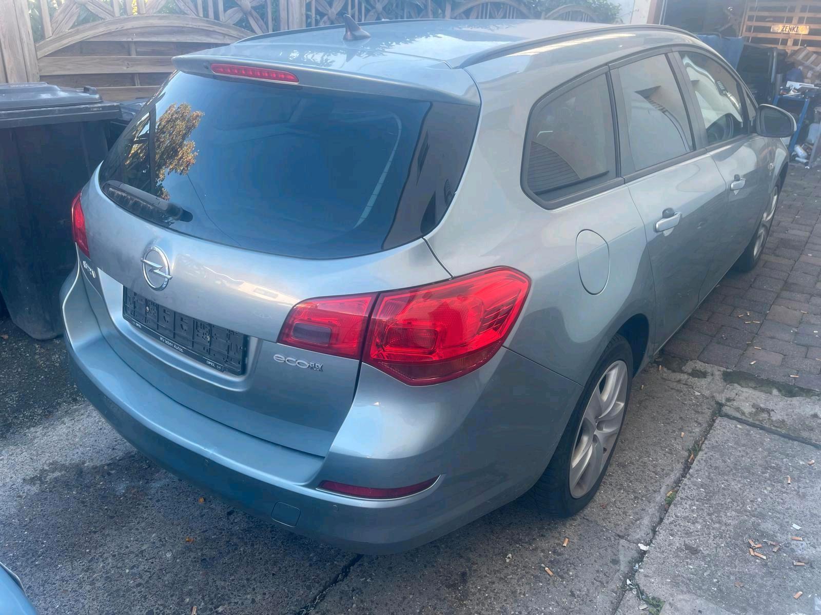 Opel Astra 2012 — interior