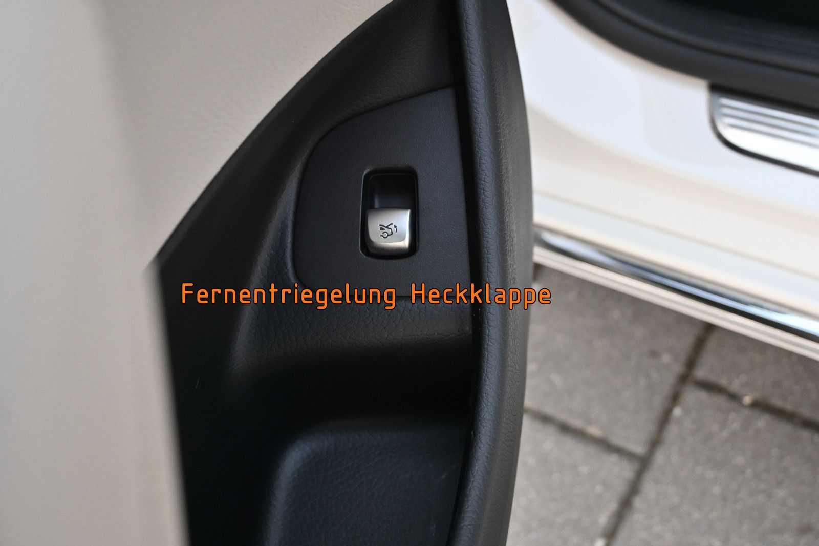 Fahrzeugabbildung Mercedes-Benz E 220 d 4MATIC Exclusive °AHK°PANO°STANDHEIZUNG°