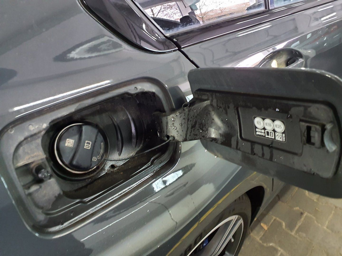 Fahrzeugabbildung BMW 330e Limousine Head-Up HiFi