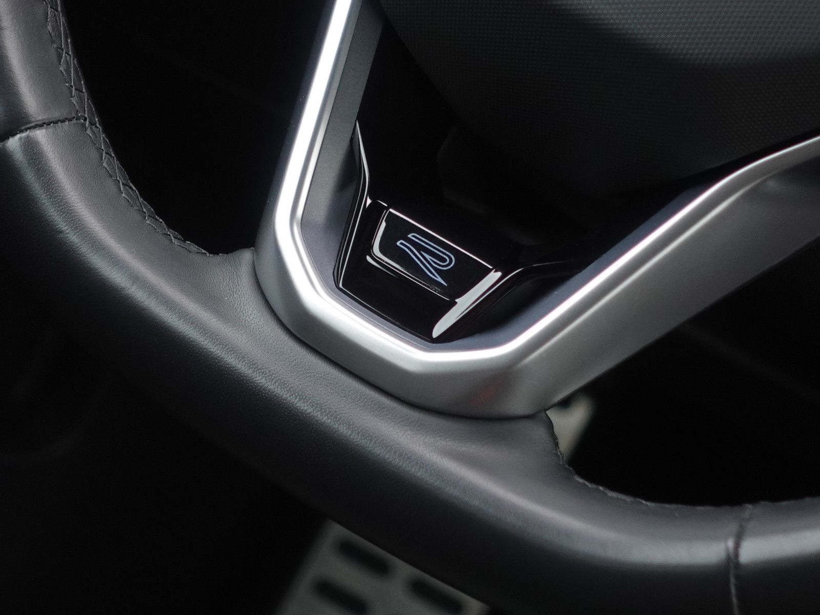 Fahrzeugabbildung Volkswagen Taigo 1.5 TSI DSG R-Line Black Style AHK Assist