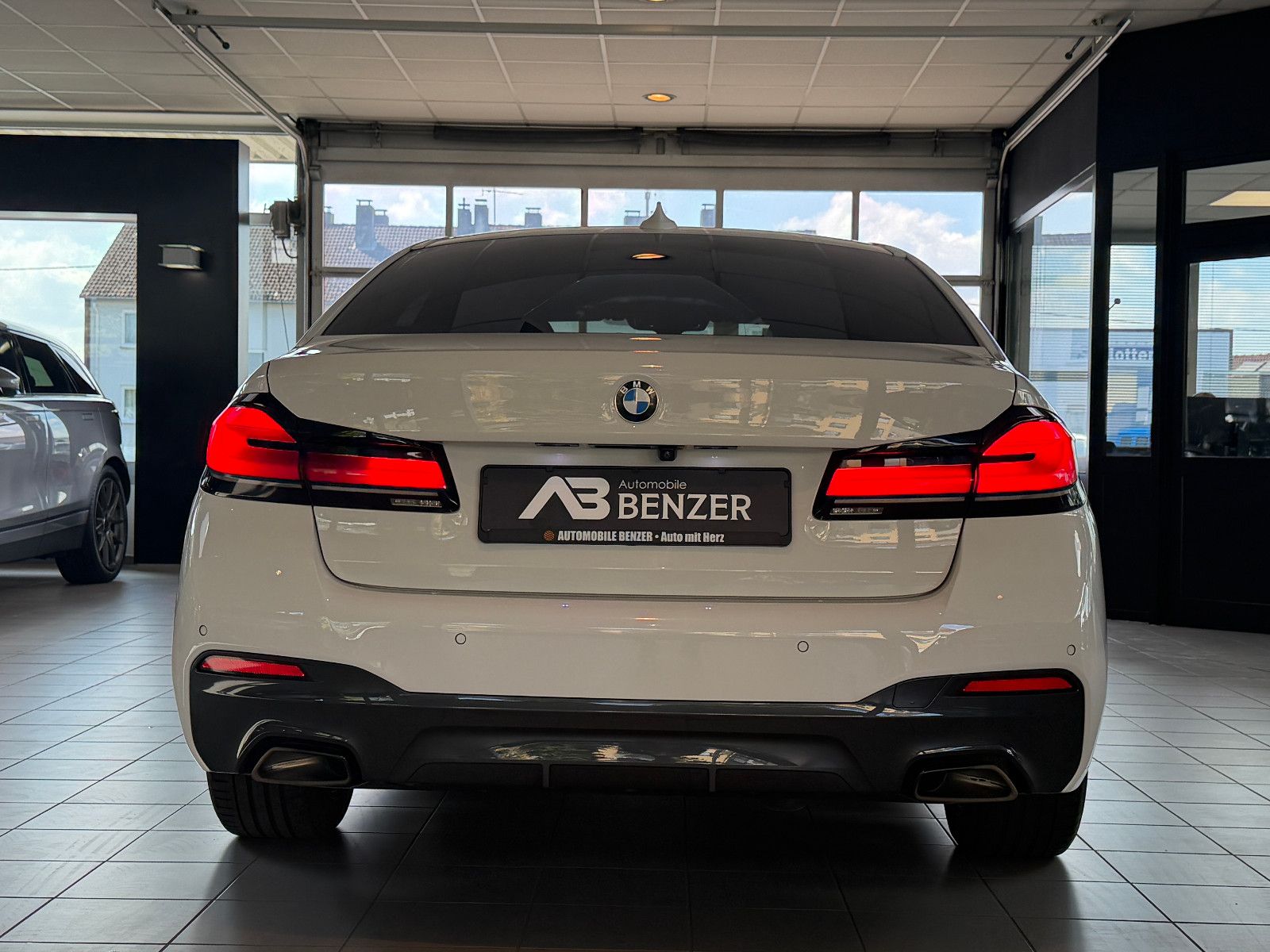 Fahrzeugabbildung BMW 530 d XDriveM Sport/M-PAKET/HARMAN-KARDON/AMBIE