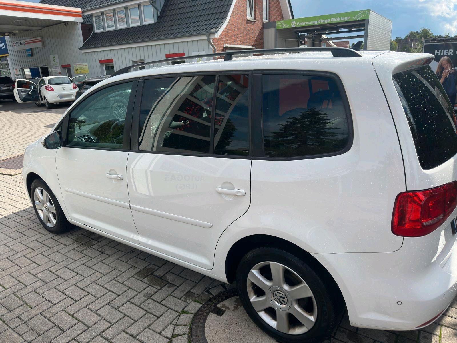 Volkswagen Touran 2013 — rear view