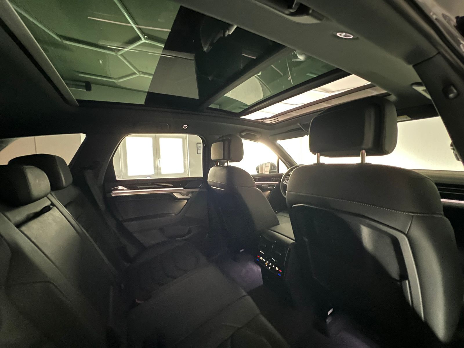 Fahrzeugabbildung Volkswagen Touareg R-Line 4Motion/PANO/AHK/MATRIX/BLACK OP.