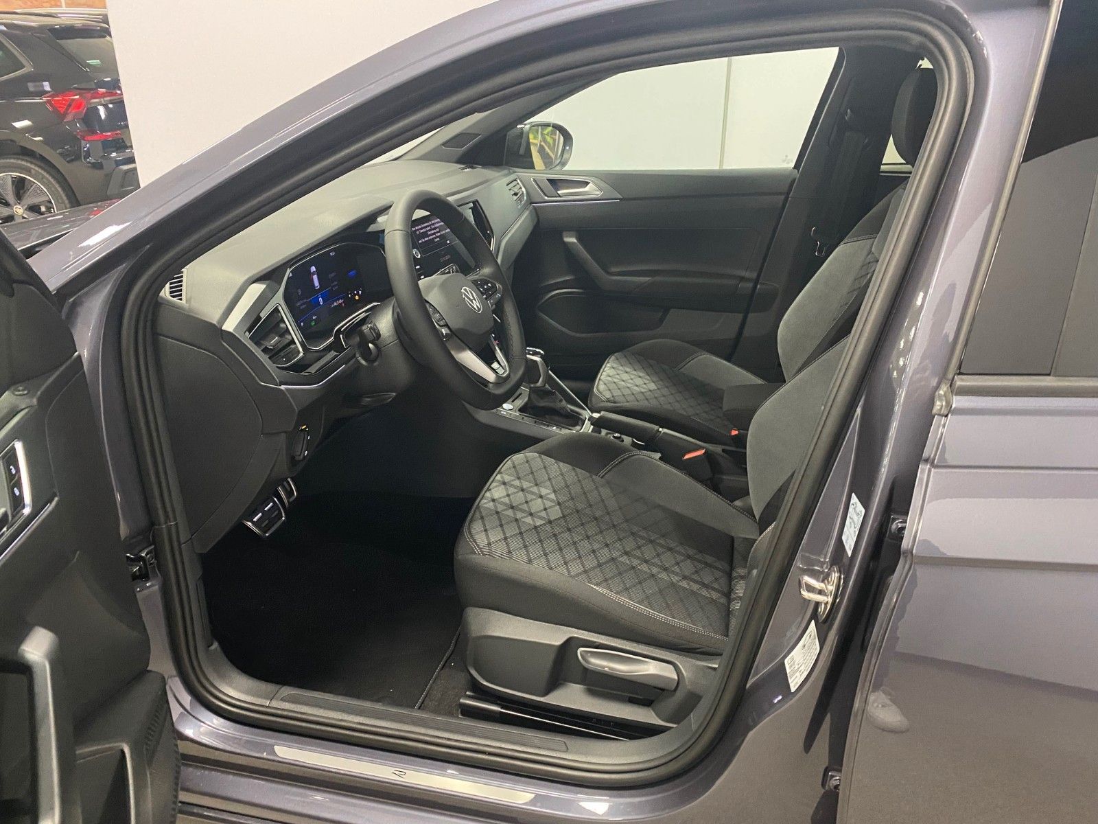 Fahrzeugabbildung Volkswagen Taigo 1.5 TSI DSG R-LINE+Black Style+ACC+Matrix+