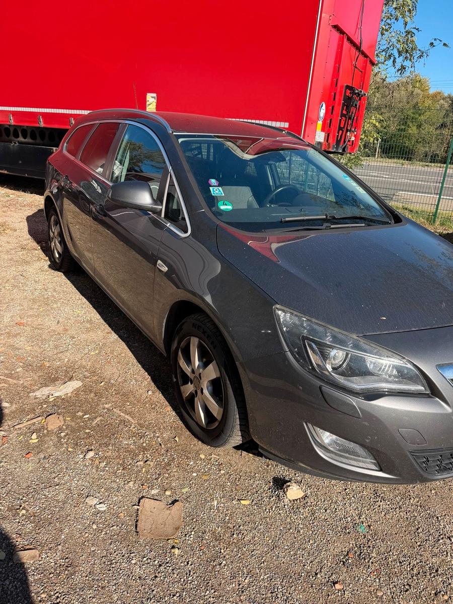 Opel Astra 2011 — photo 9