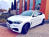 BMW  X 6 MIT SEHR WENIG KM GEFAHREN | XDRIVE  3d  - BMW X6 mit Diesel-Antrieb: Weiß, Leder
