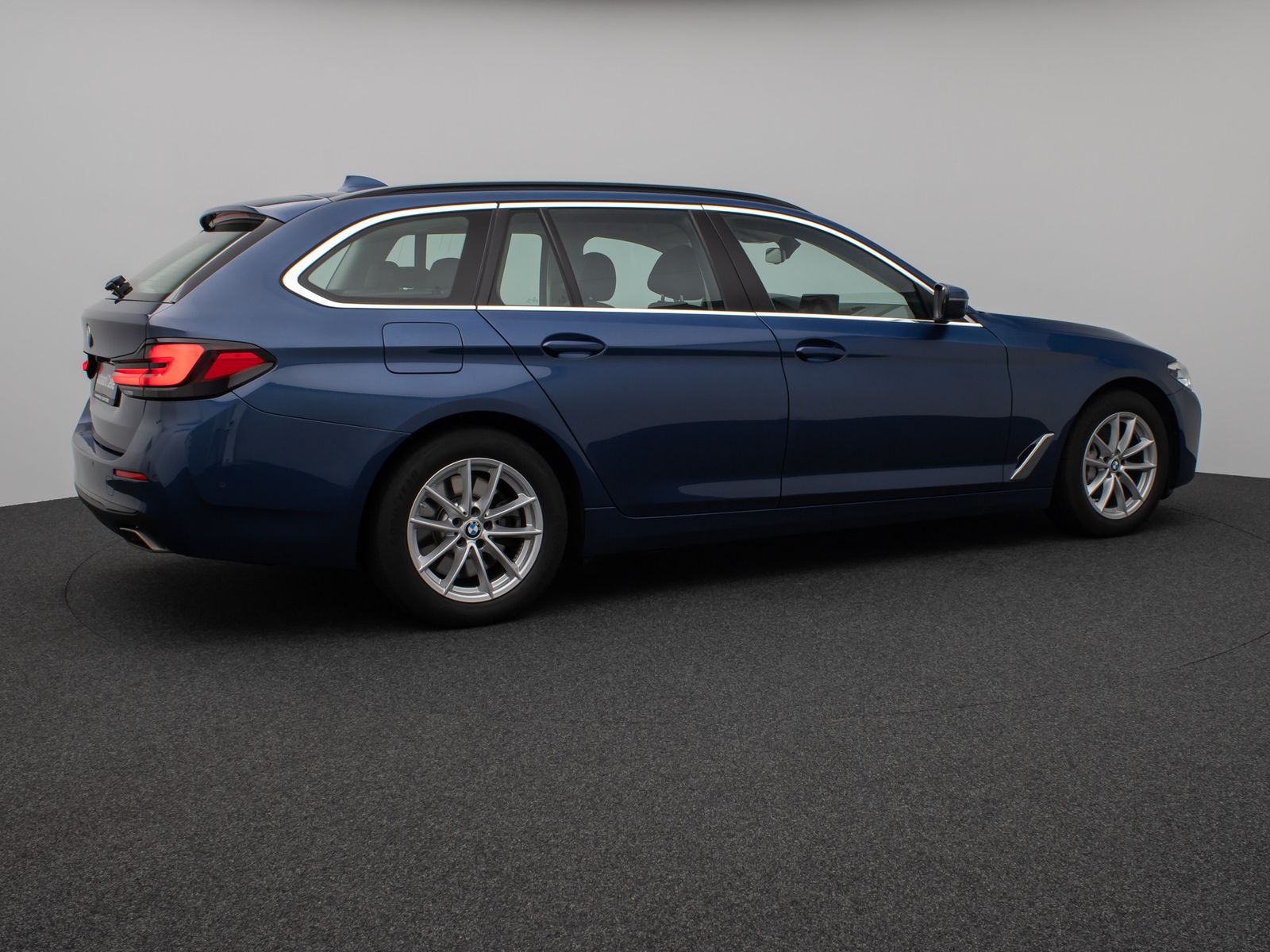 Fahrzeugabbildung BMW 530d Panorama Kamera HUD DAB Alarm AHK Sport