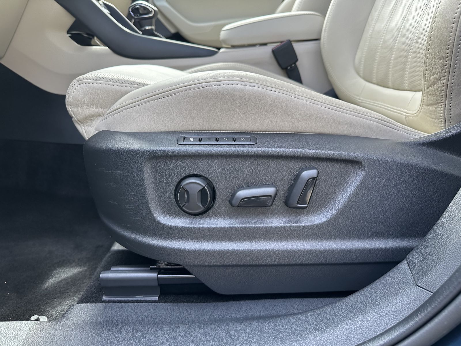 Fahrzeugabbildung SKODA Kodiaq 2.0 TDI L&K DSG 4x4 NAV+LED+PANO+ACC+19ZO