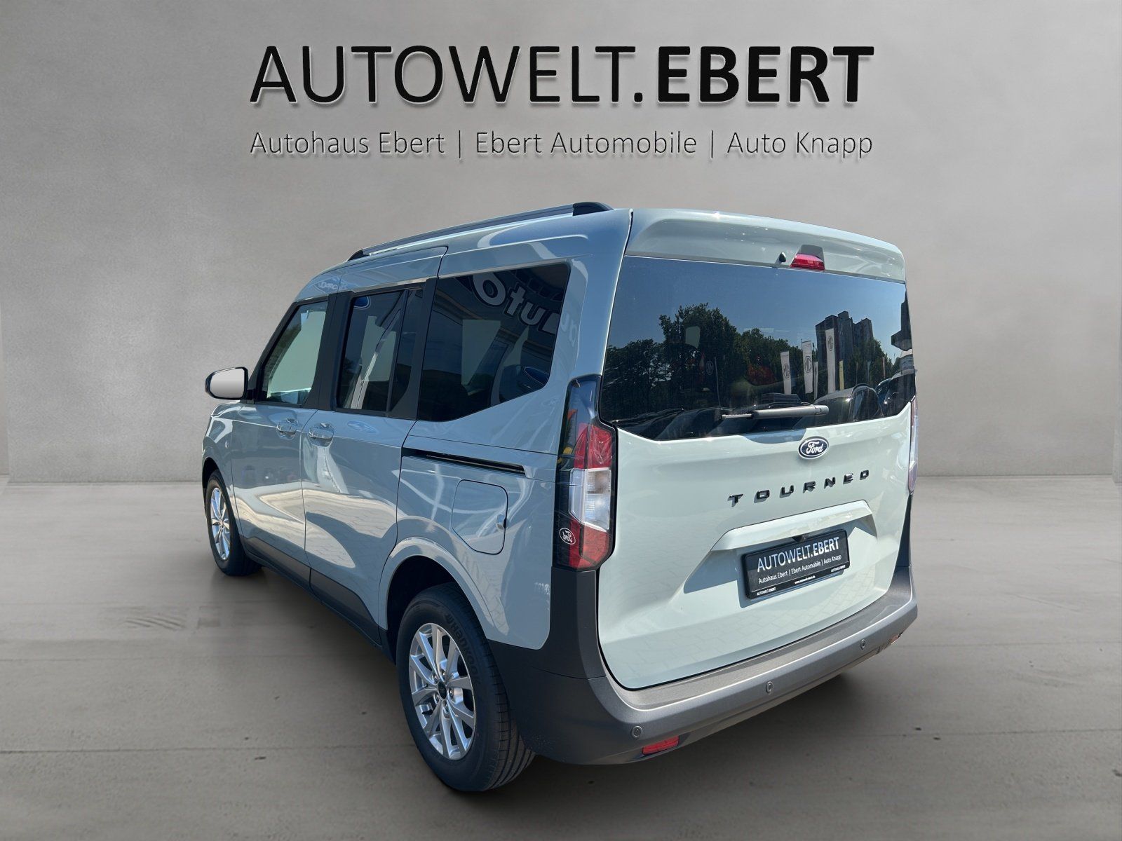 Fahrzeugabbildung Ford Tourneo Courier Titanium Automatik