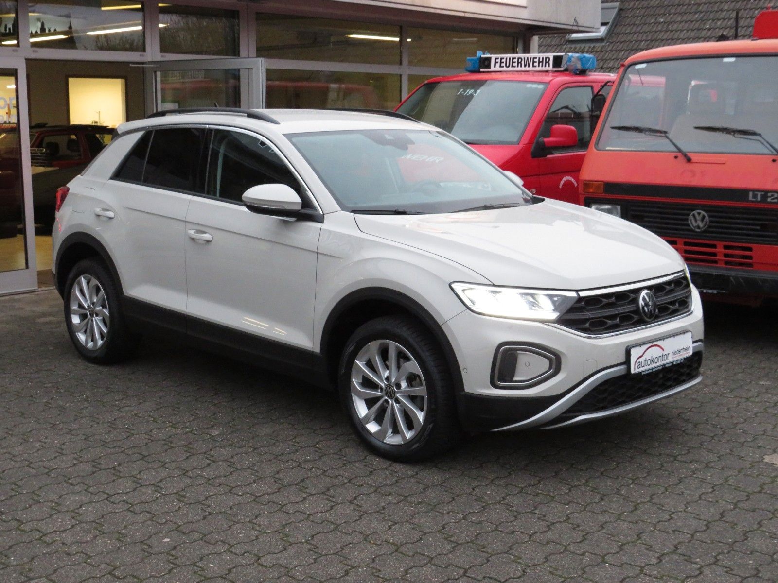 Fahrzeugabbildung Volkswagen T-Roc Life DSG AHK GJ-REIFEN LED NAVI 1.HAND