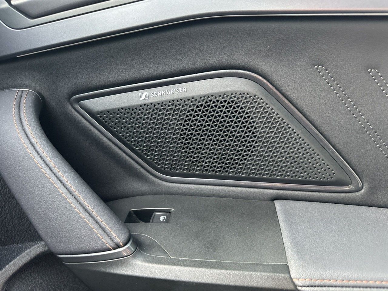 Fahrzeugabbildung CUPRA Leon ST VZ 2.0 TSI 333 PS 4Drive Akebono Pano - mit KI generiert/bearbeitet