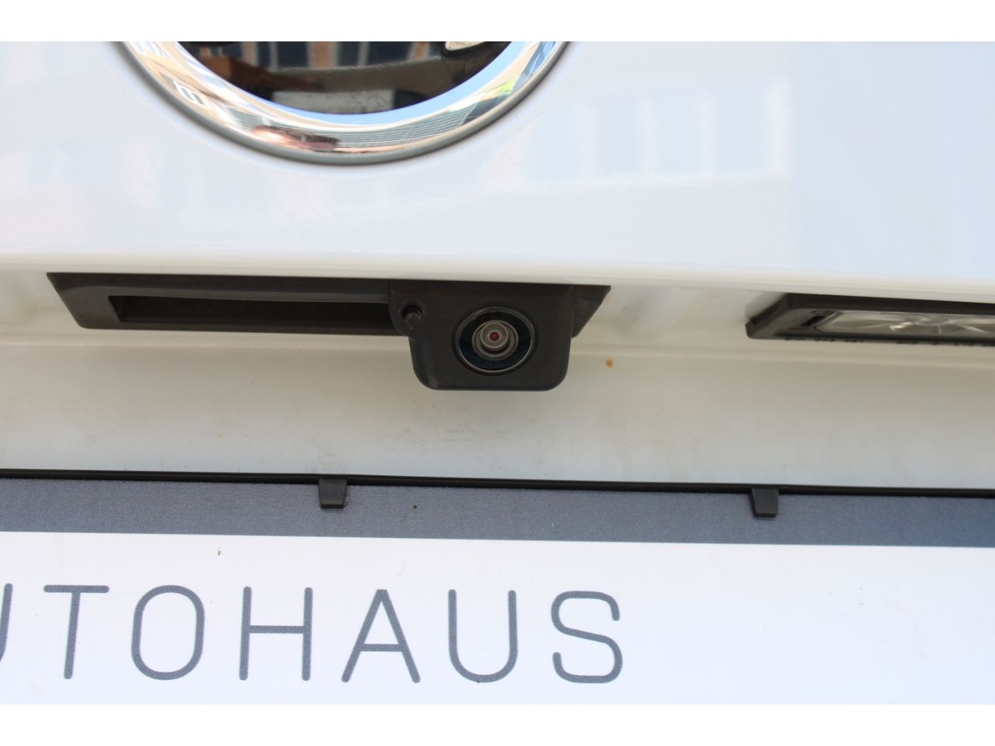 Fahrzeugabbildung SKODA Karoq Style 1.5 TSI ACT AHK LED 8Fach Bereift