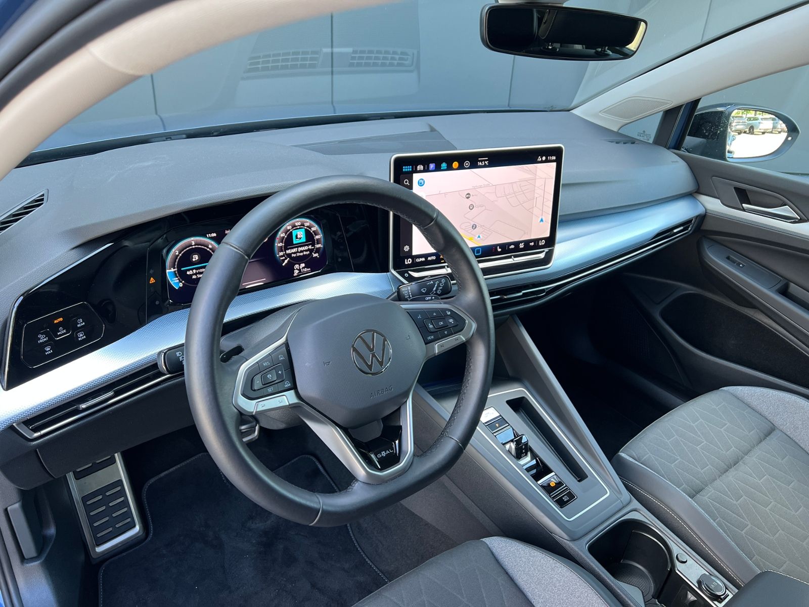 Fahrzeugabbildung Volkswagen Golf VIII Life 2.0 TDI DSG *AHK,LED,ACC,Navi,Kam