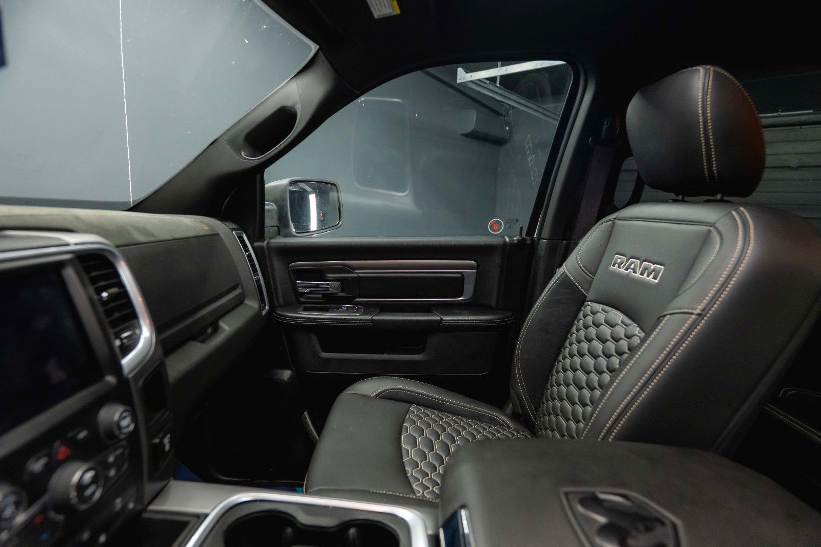 Fahrzeugabbildung Dodge RAM 5.7 V8 HEMI 4x4 OFFROAD Night-Paket *LED*AHK