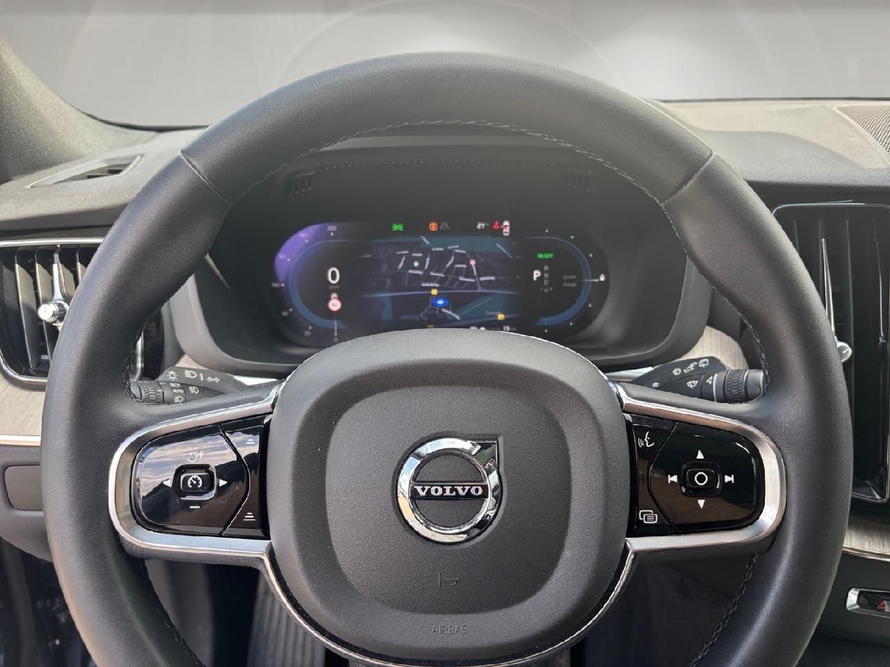 Fahrzeugabbildung Volvo XC60 T6 AWD Plug-In Hybrid Plus Dark