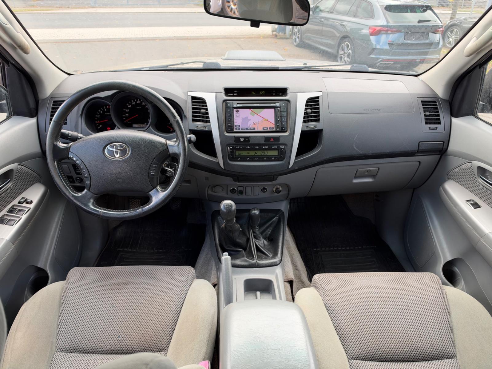 TOYOTA HILUX DOUBLE CAB LIFE 171 ch 4X4 BVM - TREUIL - ATTELAGE - 145000 km