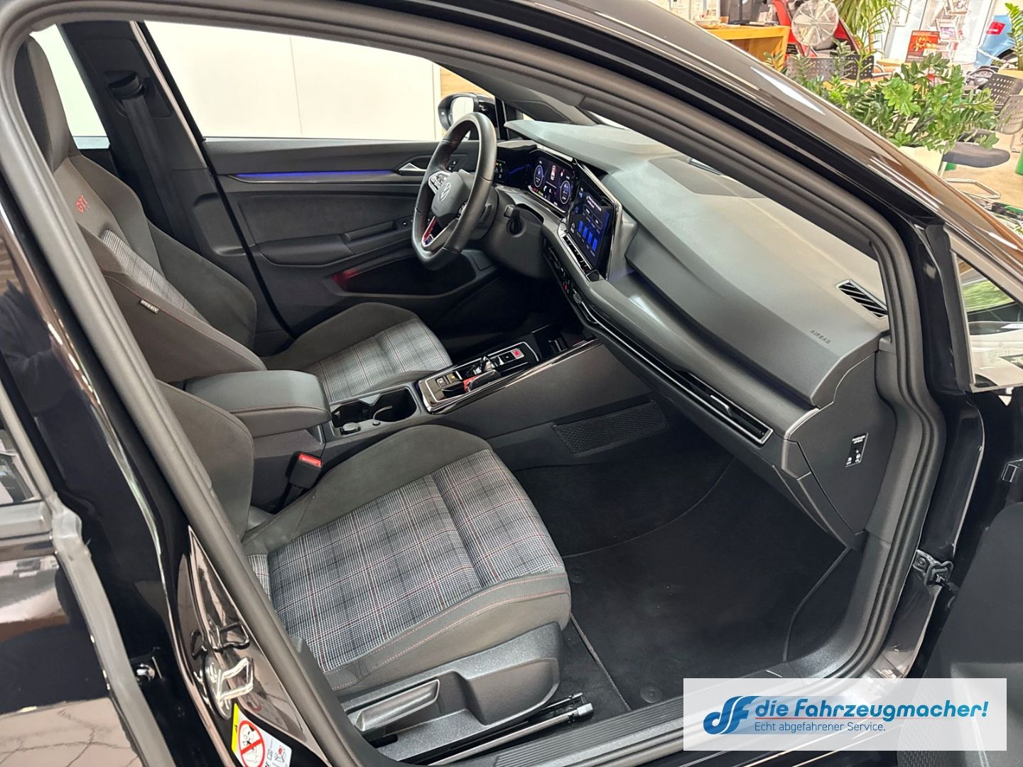 Fahrzeugabbildung Volkswagen Golf VIII GTI 2.0 TSI Navi Digitales Cockpit LED