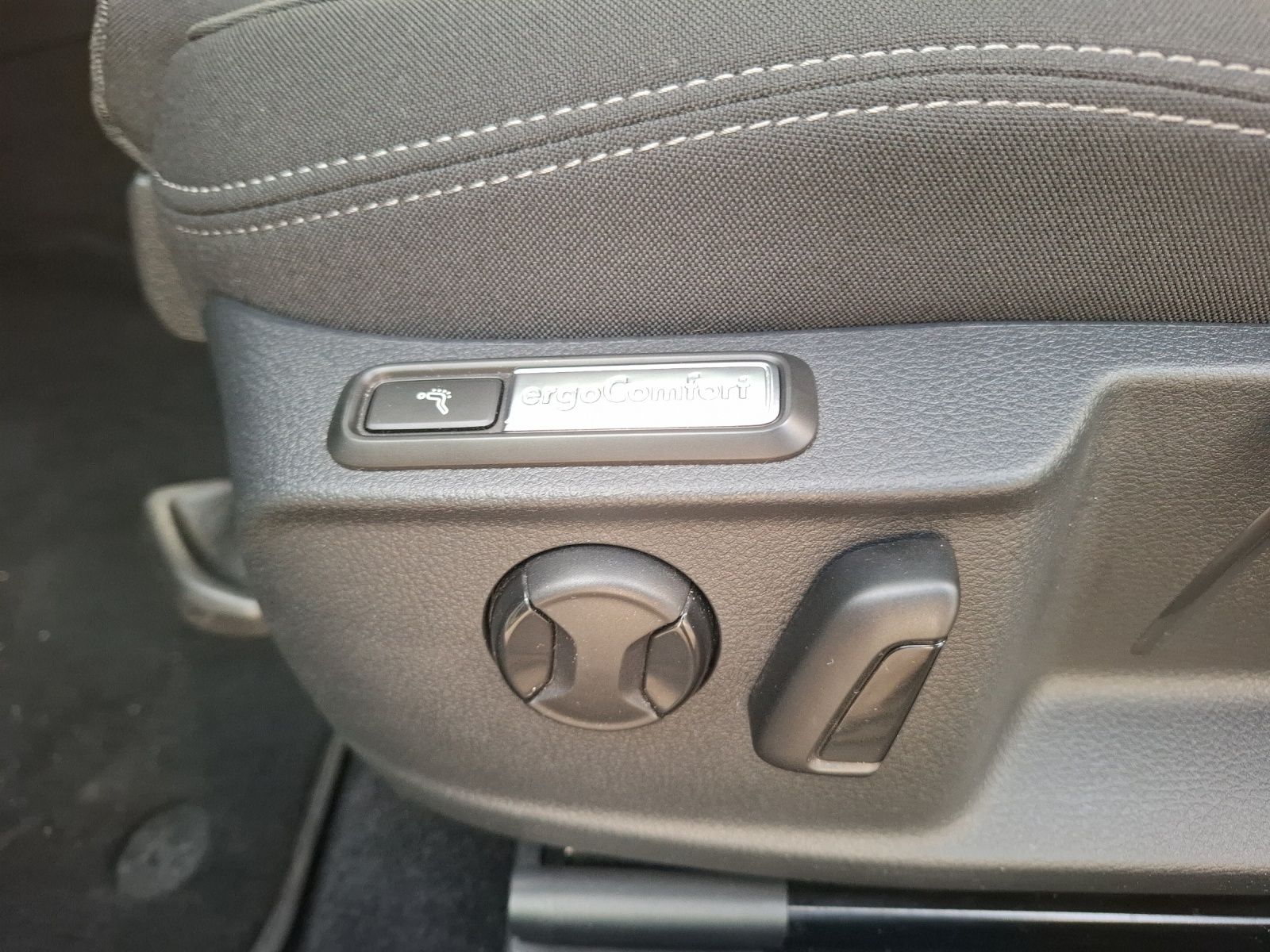 Fahrzeugabbildung Volkswagen Passat Variant TDI Business DSG Standhzg LED Nav