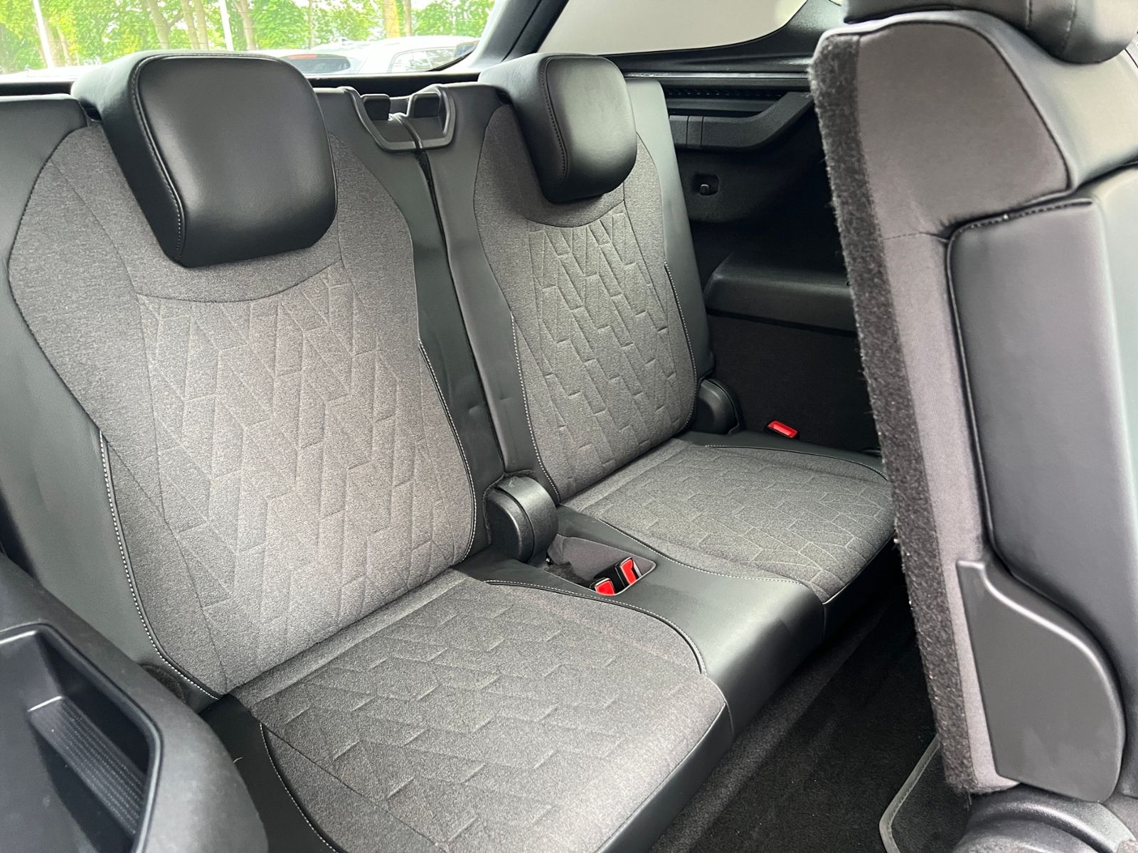 Fahrzeugabbildung Volkswagen Tayron LIFE 1.5 eTSI DSG *AHK,7-Sitzer,LED,ACC,K