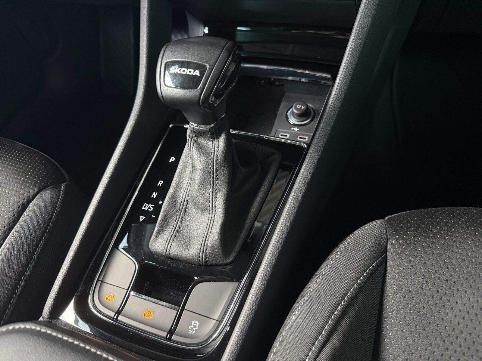 Fahrzeugabbildung SKODA KAROQ 1.5 TSI DSG AHK AMB LED NAVI