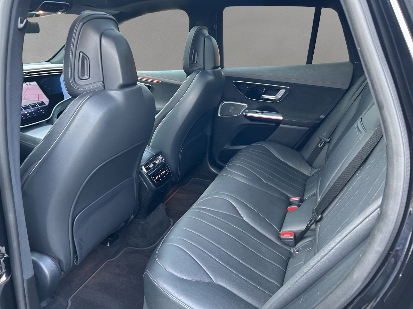Fahrzeugabbildung Mercedes-Benz EQE350 4M SUV AMG Prem HYPER AIRMATIC AHK HAL WP