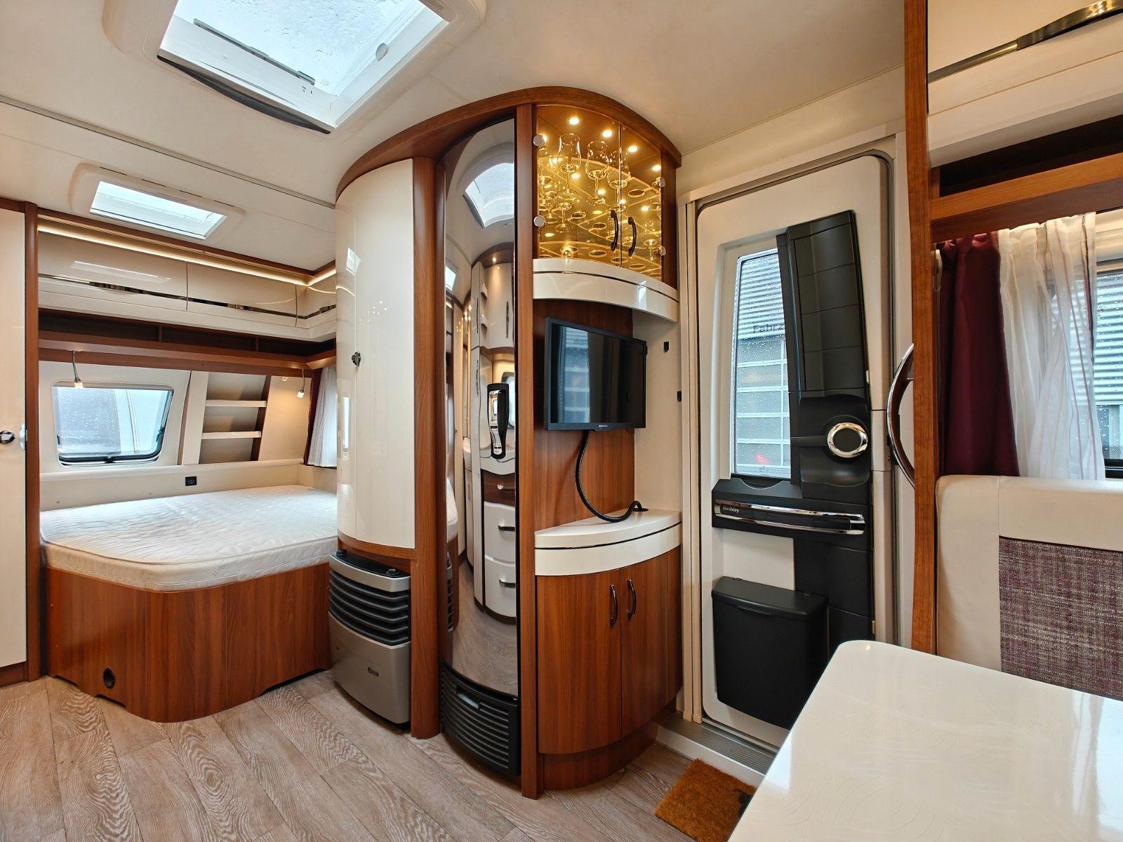 Fahrzeugabbildung Hobby Excellent 540 UFe - Fahrradträger, TV, 1.750kg -