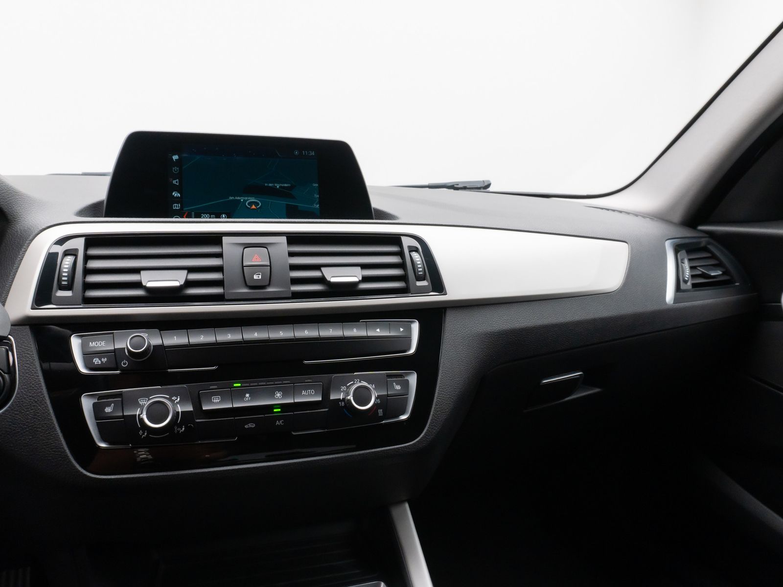 Fahrzeugabbildung BMW 118i Navi WLAN PDC Lordos LED Geschwindigkeitsr