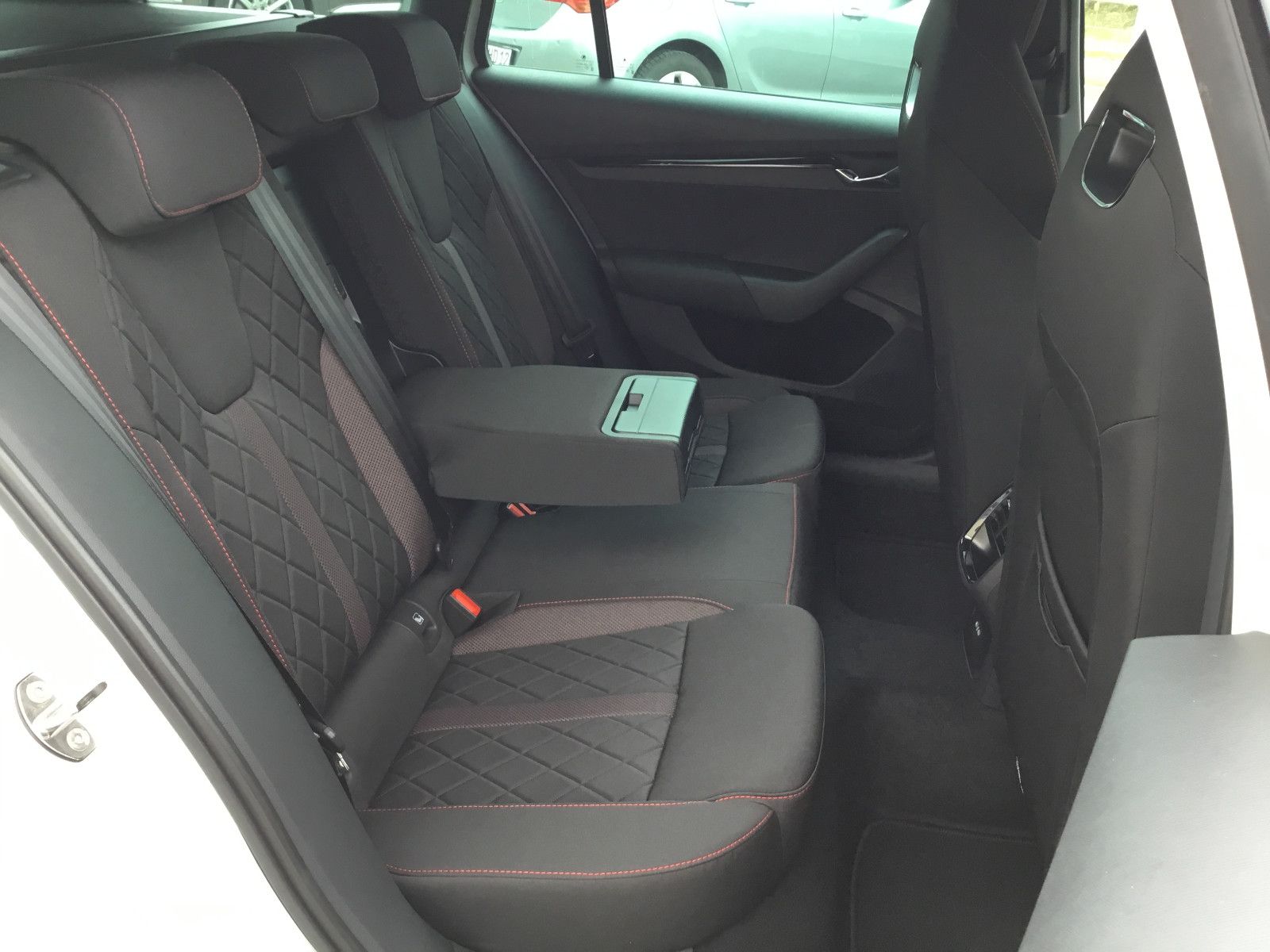 Fahrzeugabbildung SKODA Octavia 2.0 TSI DSG RS COMBI+AHK+Pano+el.Heckkla