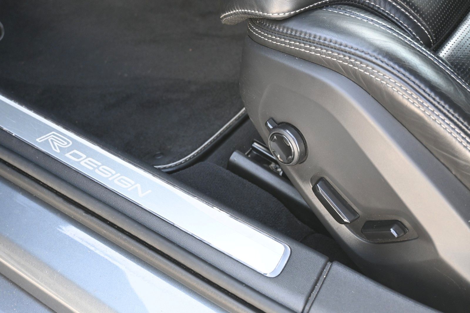 Fahrzeugabbildung Volvo S90 Lim.R-Design Plug-In Hyb. AWD*B&W*LUFT*MASS*