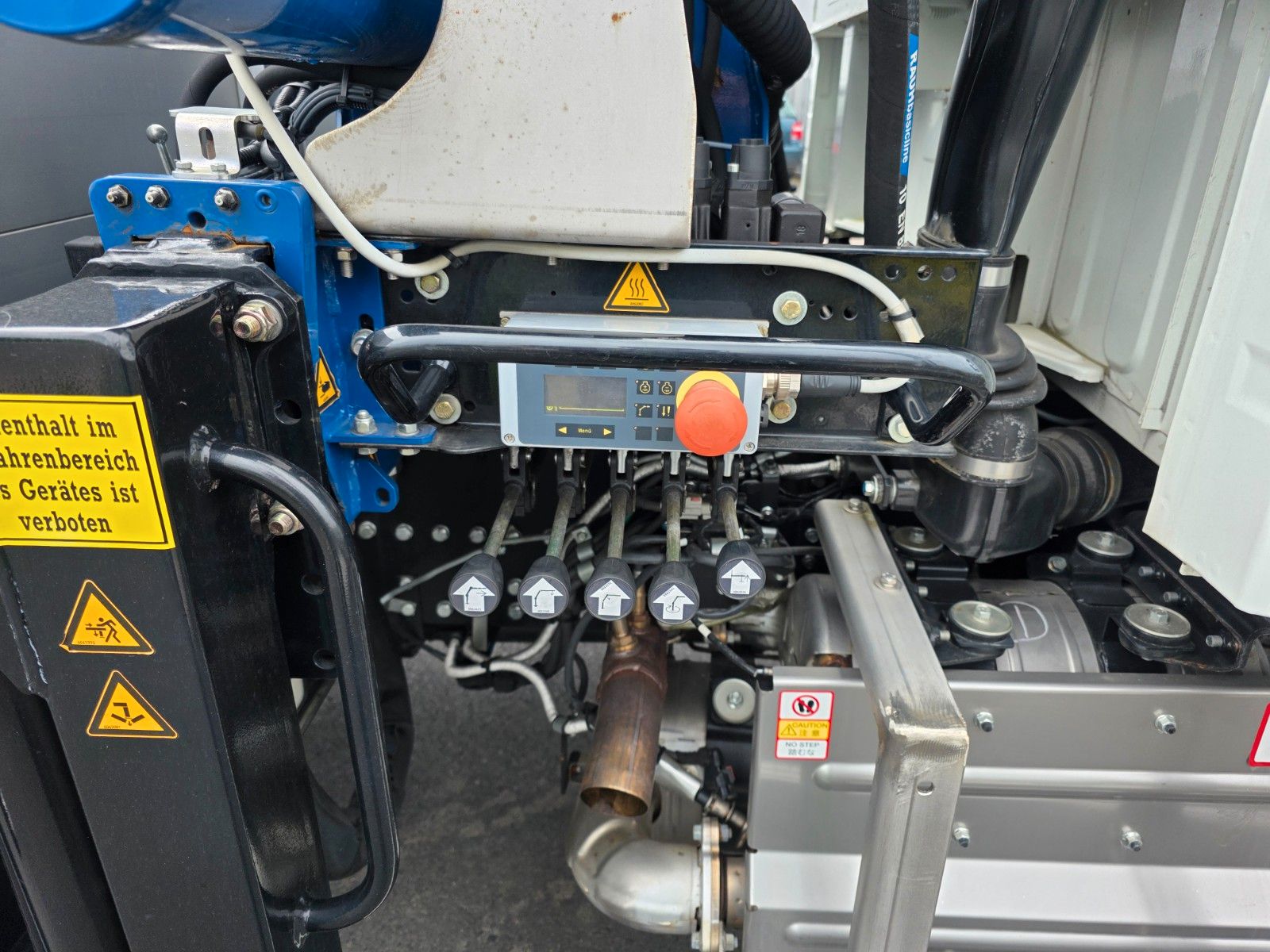 Fahrzeugabbildung Mitsubishi Fuso Canter 6C18D DoKa 4x4 Kran Atlas 65.2 - A2