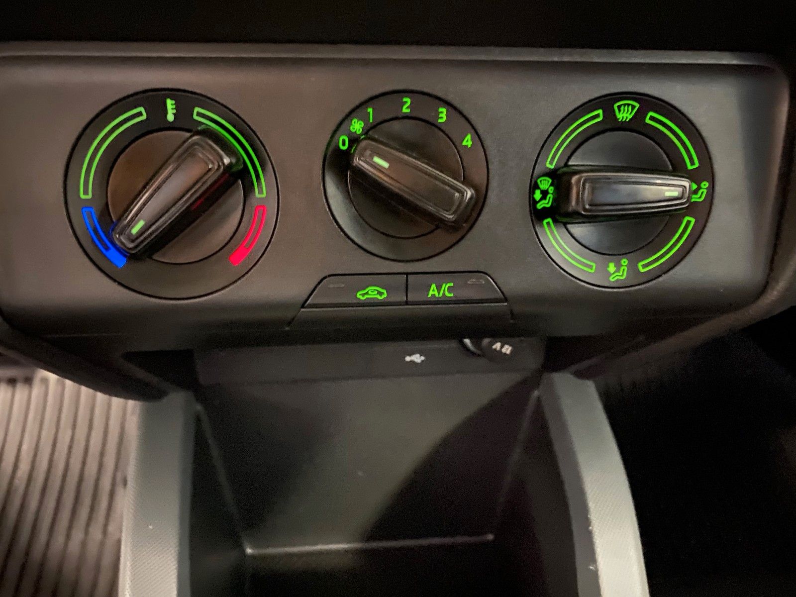 Fahrzeugabbildung SKODA Fabia 1.0 TSI Active Combi+KLIMA+GARANTIE+PDC+BC