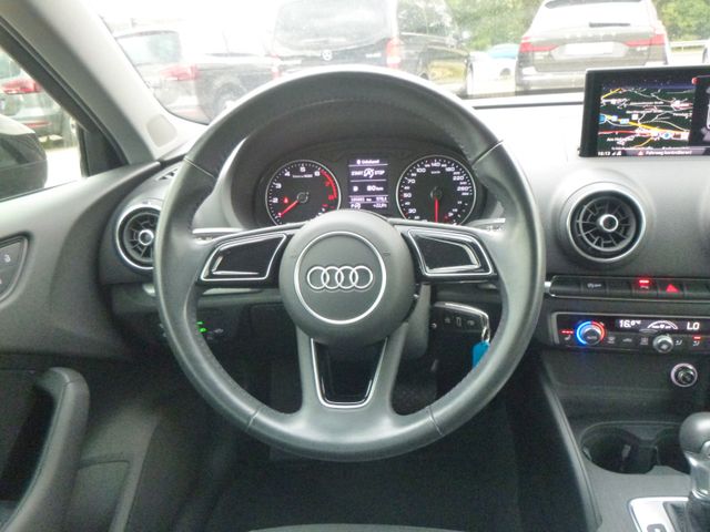 Fahrzeugabbildung Audi A3 Sportback 35 TFSI >AUT/NAV/Sitzheiz/Einparkh<