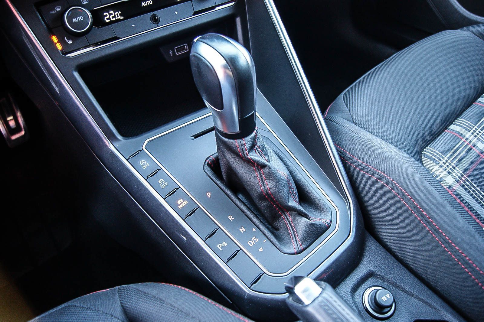 Fahrzeugabbildung Volkswagen Polo GTI 2.0 TSI DSG NAVI LED ACC SPORT 1.HAND