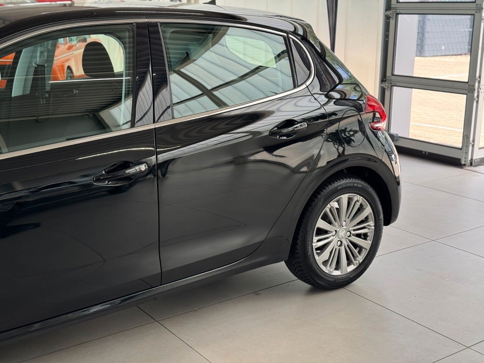 Fahrzeugabbildung Peugeot 208 1.2 110 Allure "Automatik GJR Sitzheizung"