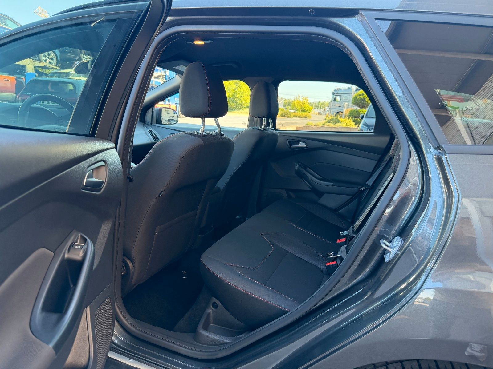 Fahrzeugabbildung Ford Focus Turnier ST+SportfahrW+BiXenon+Alcantara