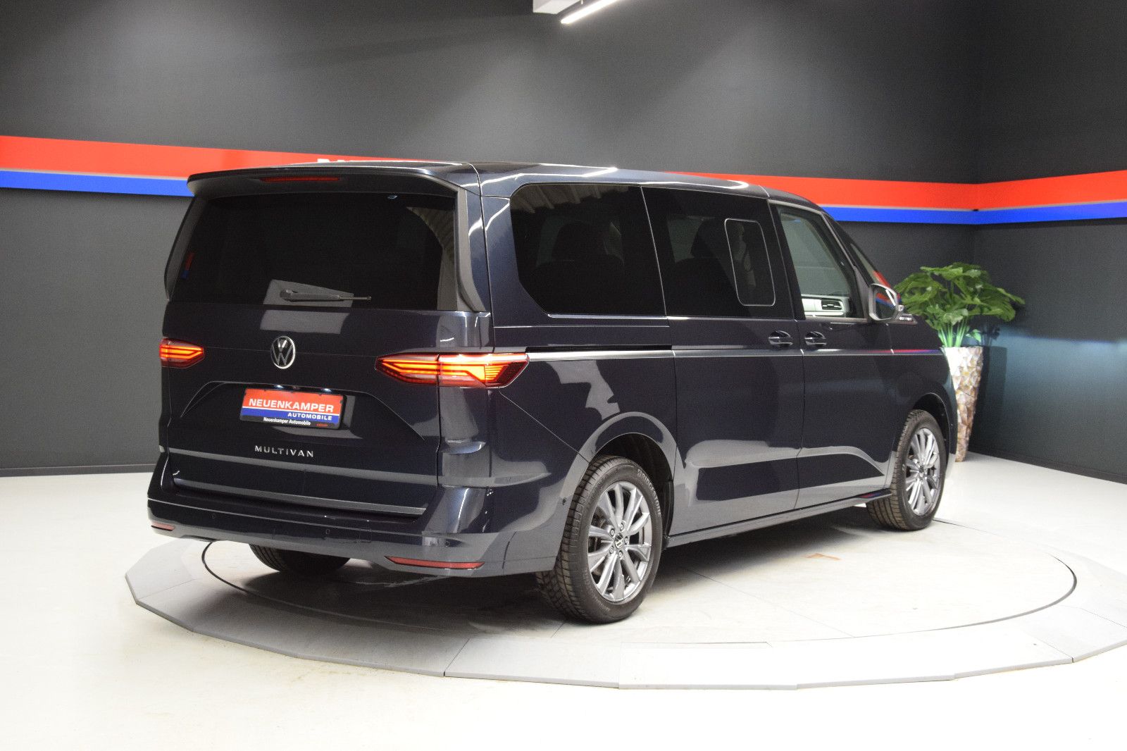 Fahrzeugabbildung Volkswagen T7 Multivan lang HUD ACC HK  Ambi. Matrix 7 Sitz