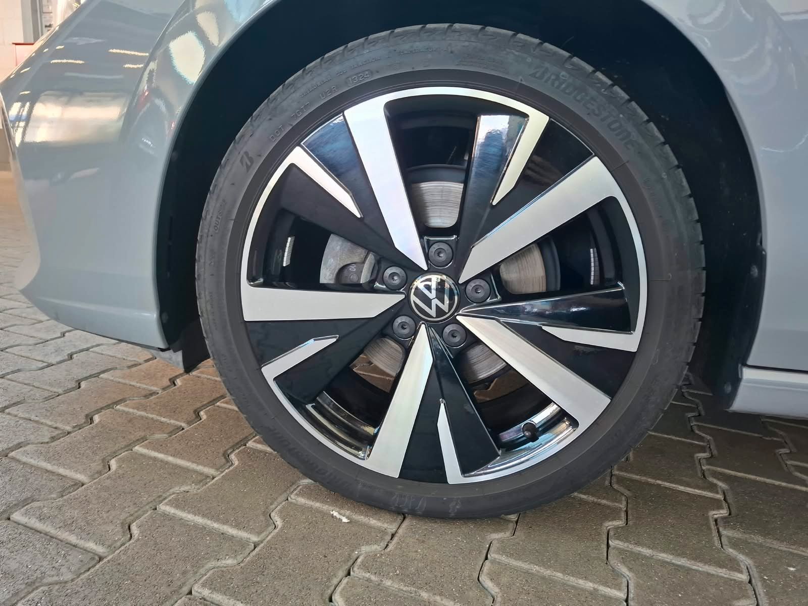 Fahrzeugabbildung Volkswagen Golf VIII Var. Style 1,5 eTSI DSG +IQ.Light+Navi