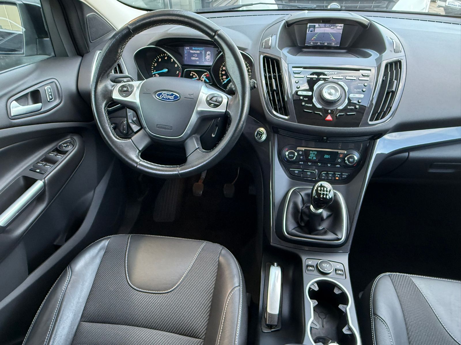 Fahrzeugabbildung Ford Kuga Individual KLIMAAUTO SITZHEIZUNG AHK