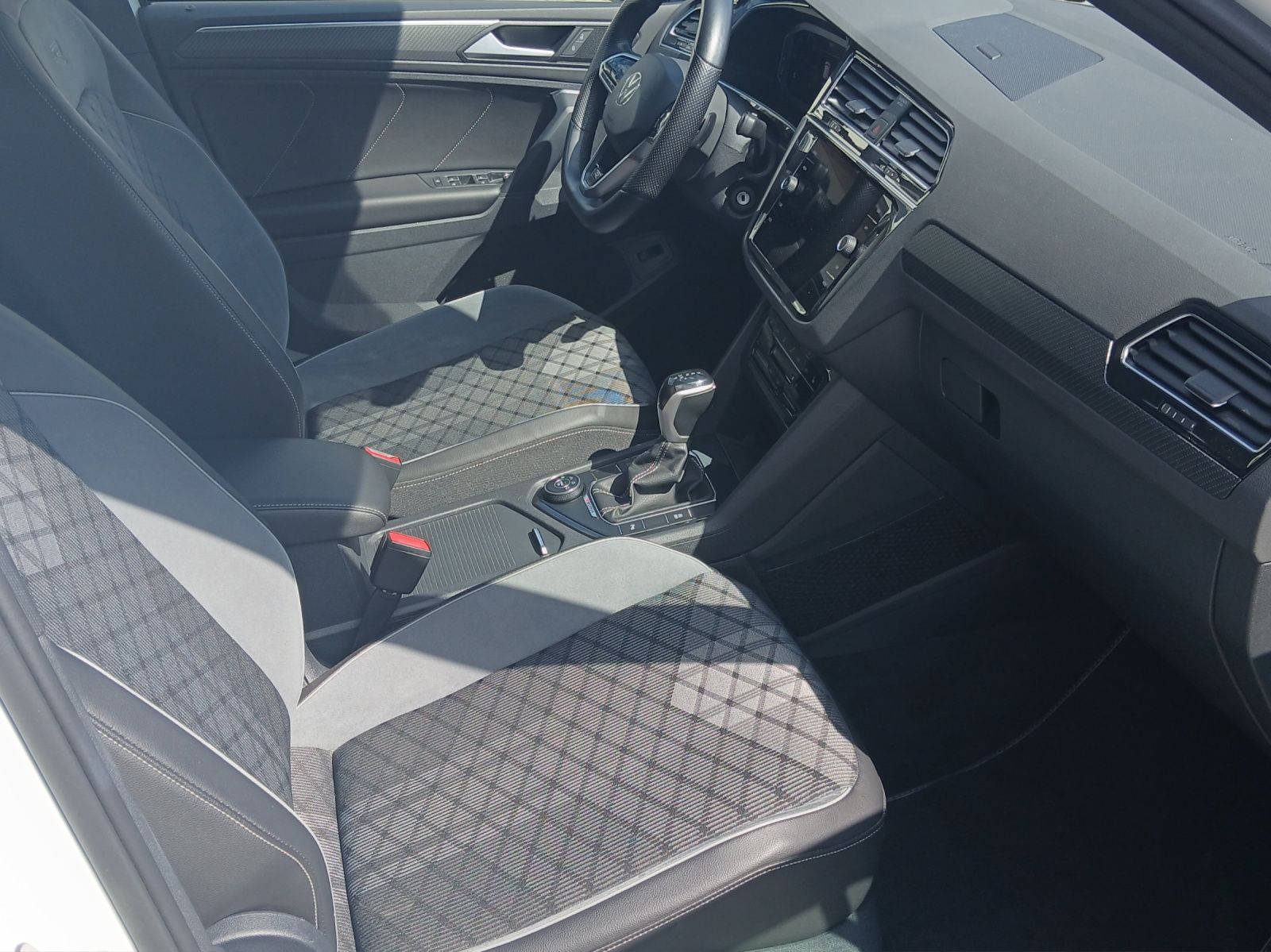 Fahrzeugabbildung Volkswagen Tiguan TDI R-Line DSG 4M Matrix AHK Navi AID ACC