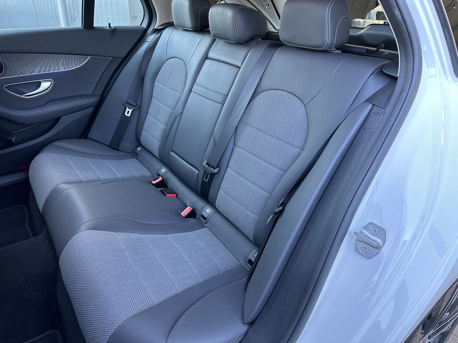 Fahrzeugabbildung Mercedes-Benz C 300de T Avantgarde NAV+LED+KAM+CARPLAY+18ZO+PP