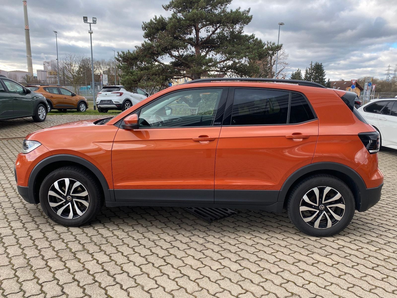 Fahrzeugabbildung Volkswagen T-Cross 1.0 Active KLIMA+2xPDC+NAVI+SHZ+AHK