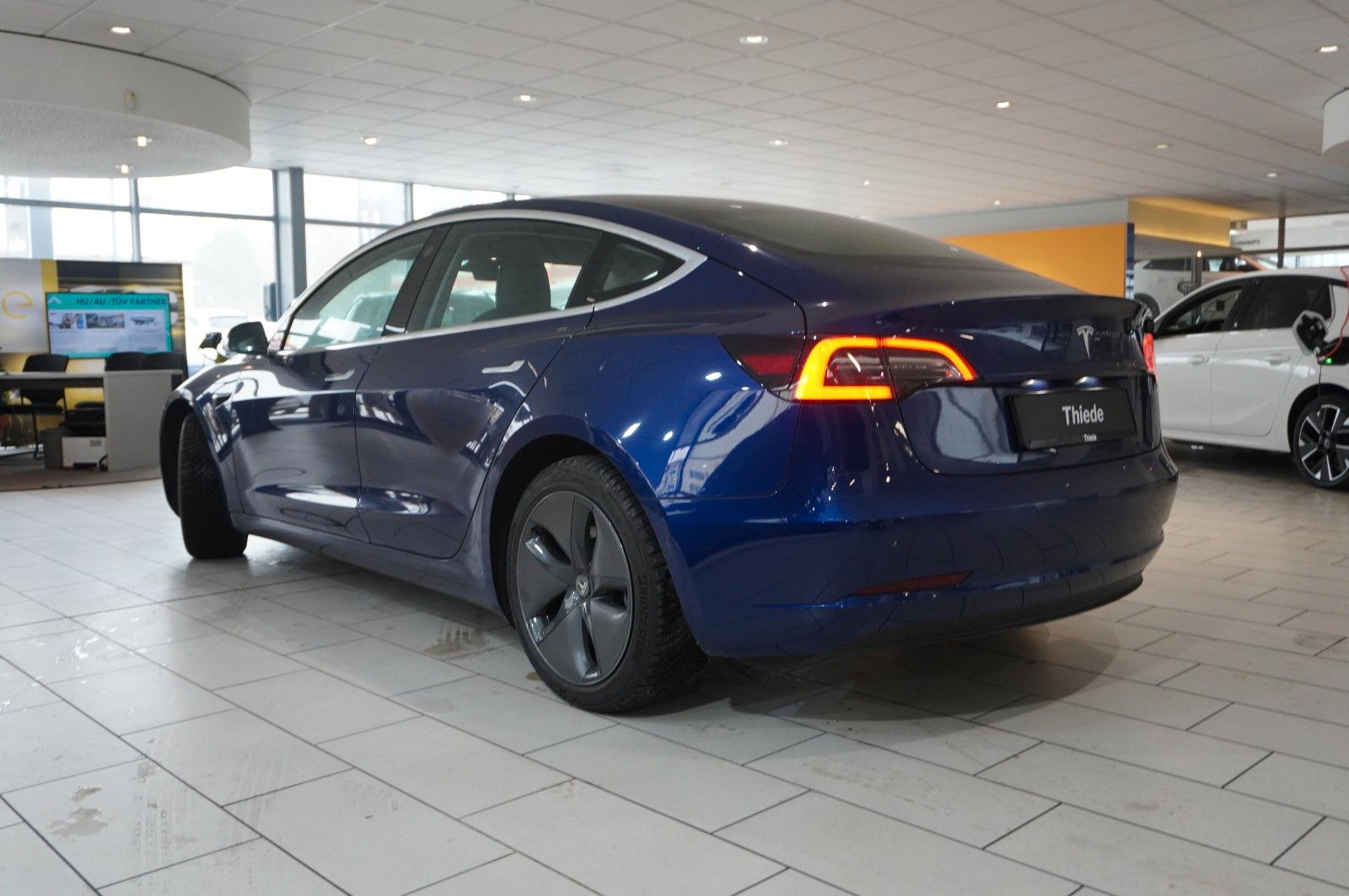 Fahrzeugabbildung Tesla Model 3 Standard Range Plus NAVI/KAMERA/SH/PANO