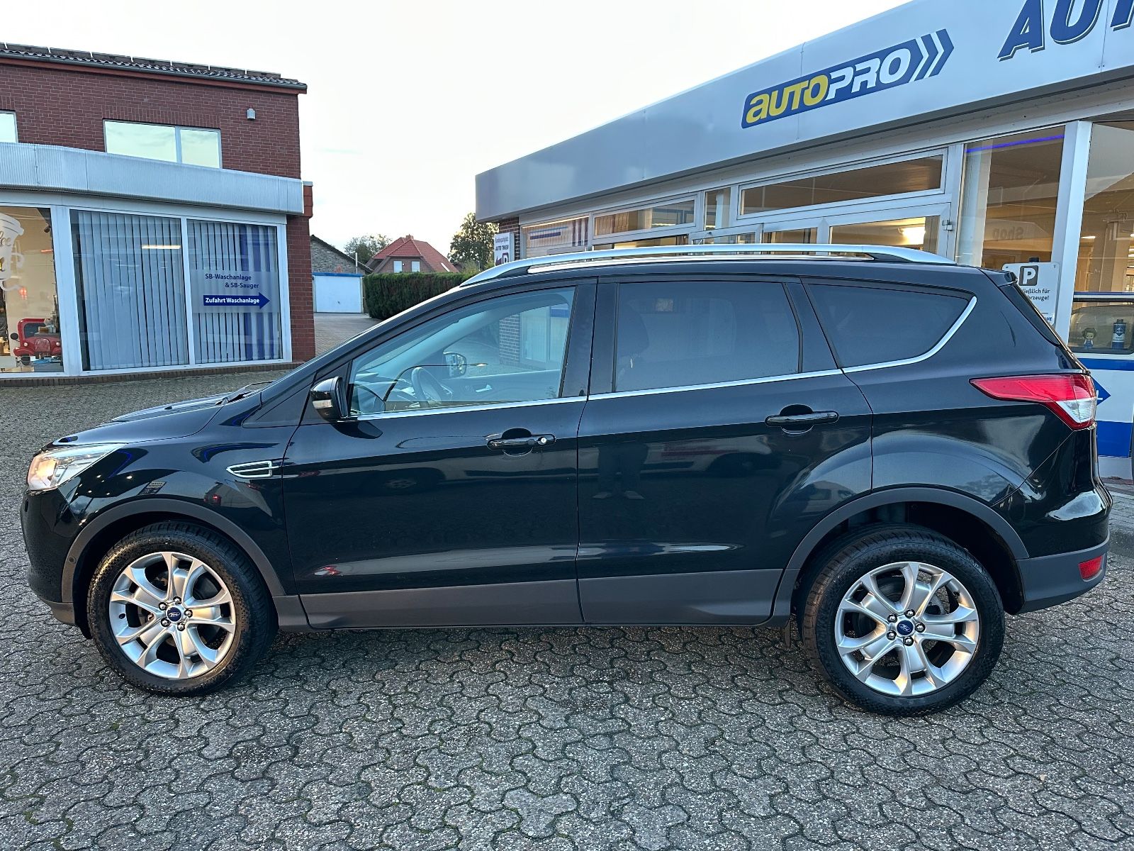 Fahrzeugabbildung Ford Kuga 2.0 TDCi Titanium AHK/Navi/SHZG/GRA