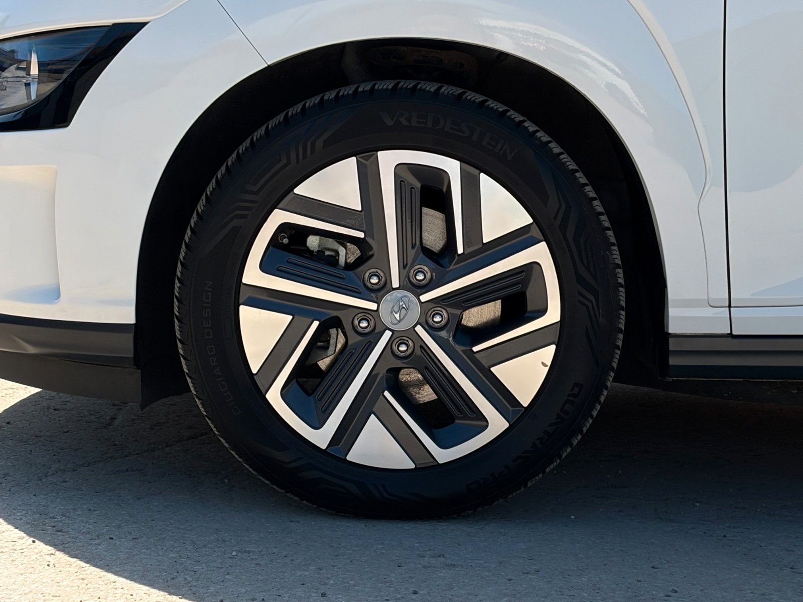 Fahrzeugabbildung Hyundai KONA E Select SHZ LHZ ACC LKA LFA Navi CarPlay