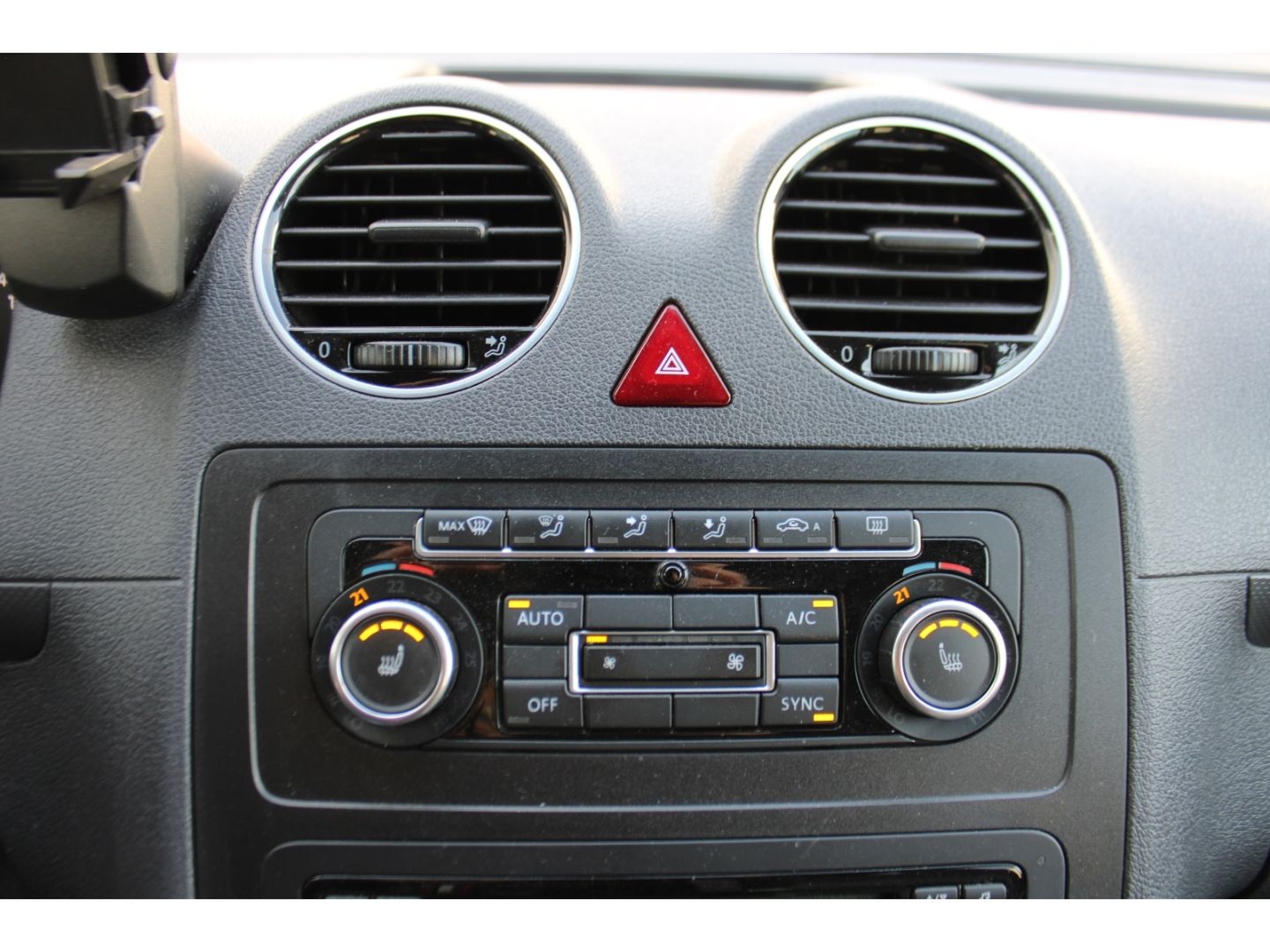Fahrzeugabbildung Volkswagen Caddy Kombi Cross BMT AHK-abnehmbar Mehrzonenkli