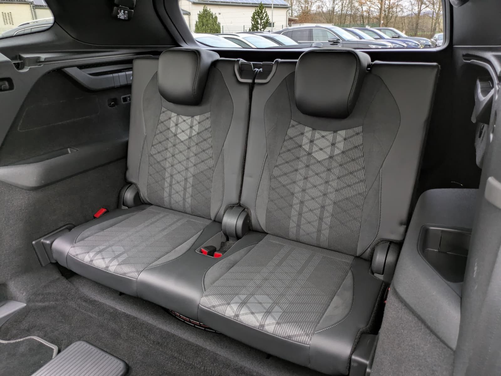 Fahrzeugabbildung Volkswagen Tayron 2.0 TDI 4M R-Line BLACK*7Si*MATRIX*PANO