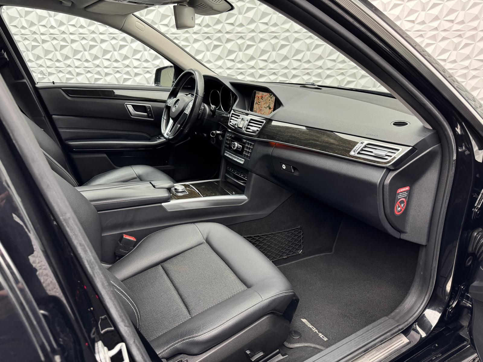 Fahrzeugabbildung Mercedes-Benz E 300 AMG V6 3.5L/PANO/HARMAN&KARDON/AHK/ILS/LED