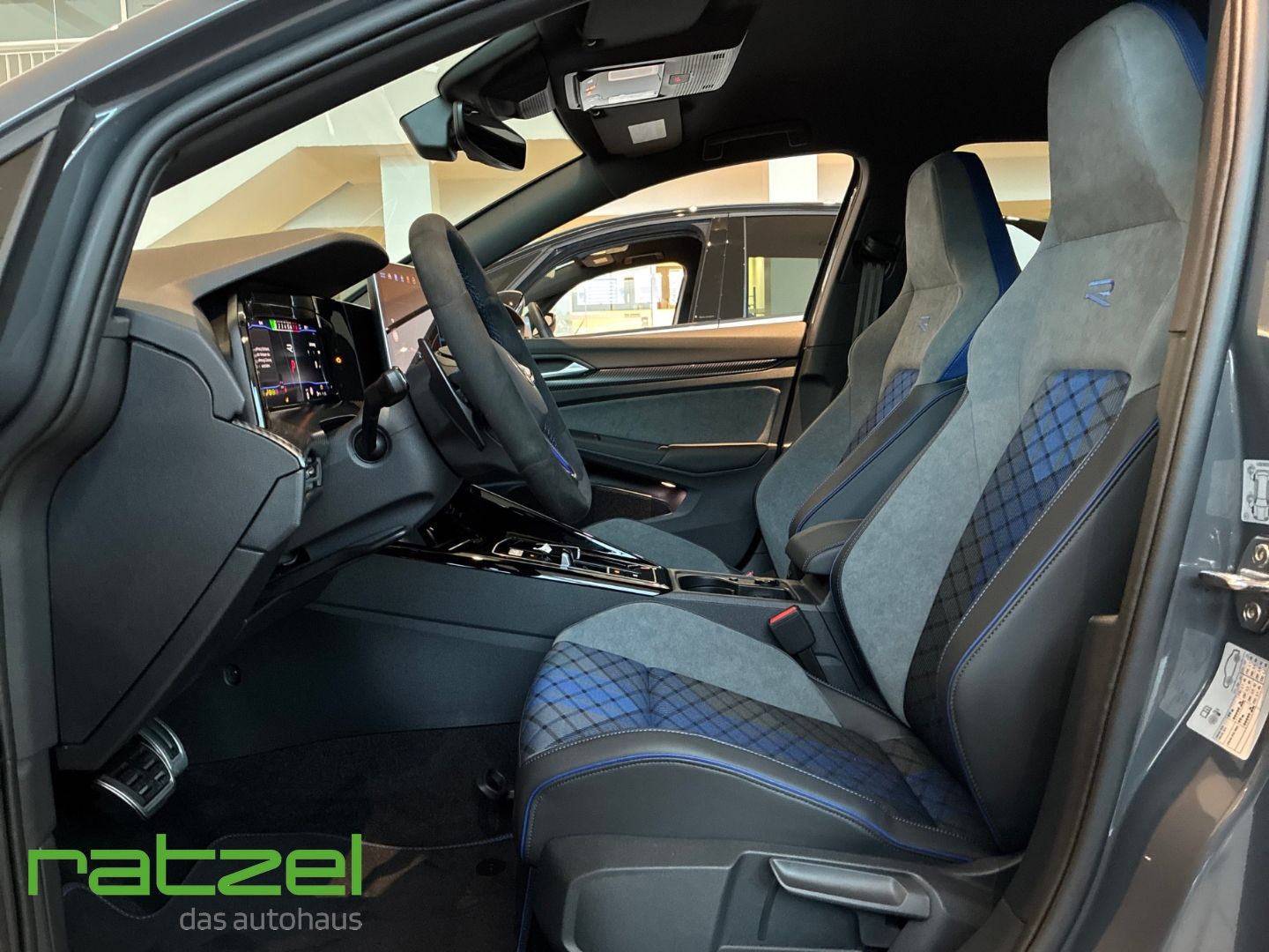 Fahrzeugabbildung Volkswagen Golf R Performance Paket+NAVI+AHK+LED+Harman